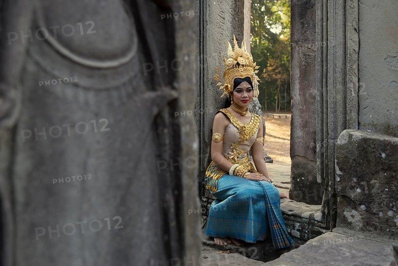 Young woman dressed as a temple dancer, Apsara, Bayon Temple, Angkor Wat, Angkor, UNESCO World Heritage Site, Siem Reap, Cambodia, Indochina, Southeast Asia, Asia