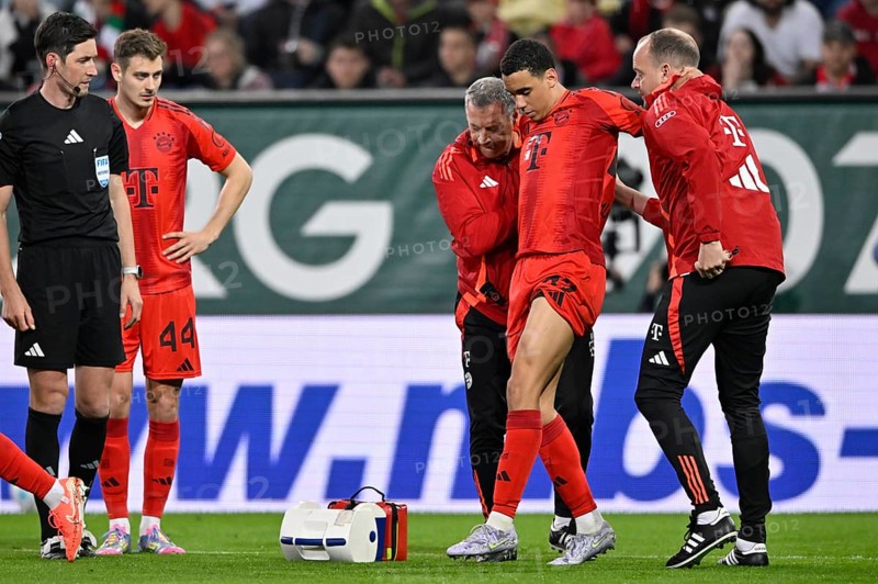 Jamal Musiala FC Bayern Munich FCB (42) injured Injury is led off the pitch by the coaches Josip Stanisic FC Bayern Munich FCB (44) Referee Referee Dr Matthias Jöllenbeck WWK Arena, Augsburg, Bavaria, Germany, Europe