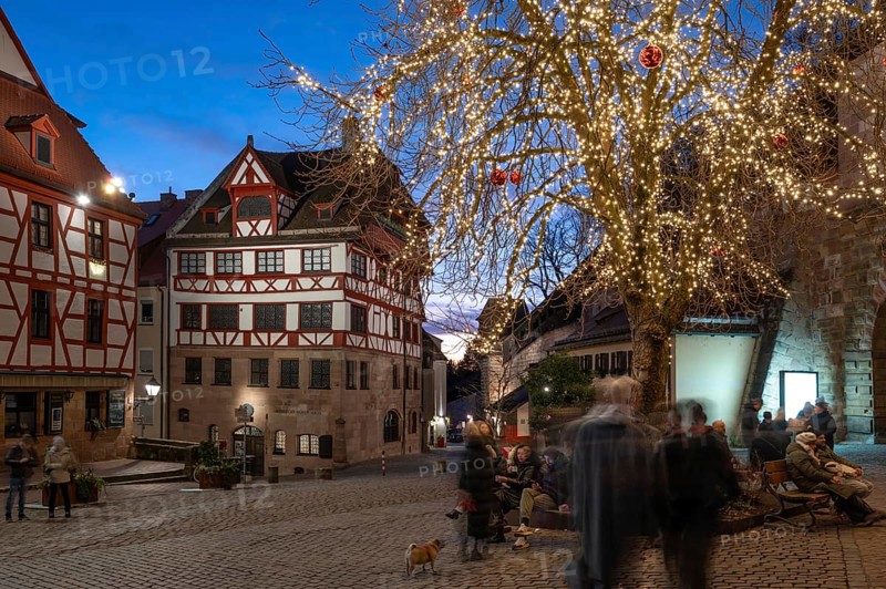 Albrecht Dürer House with tree of lights in the evening at Christmas time, Tiergärtnertorplatz, Nuremberg, Middle Franconia, Bavaria, Germany, Europe