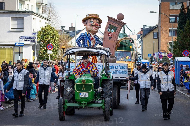 Each float in the traditional carnival parade Klaa Paris in Frankfurt's Heddernheim district was accompanied by several security guards, Heddernheim, Frankfurt am Main, Hesse, Germany, Europe