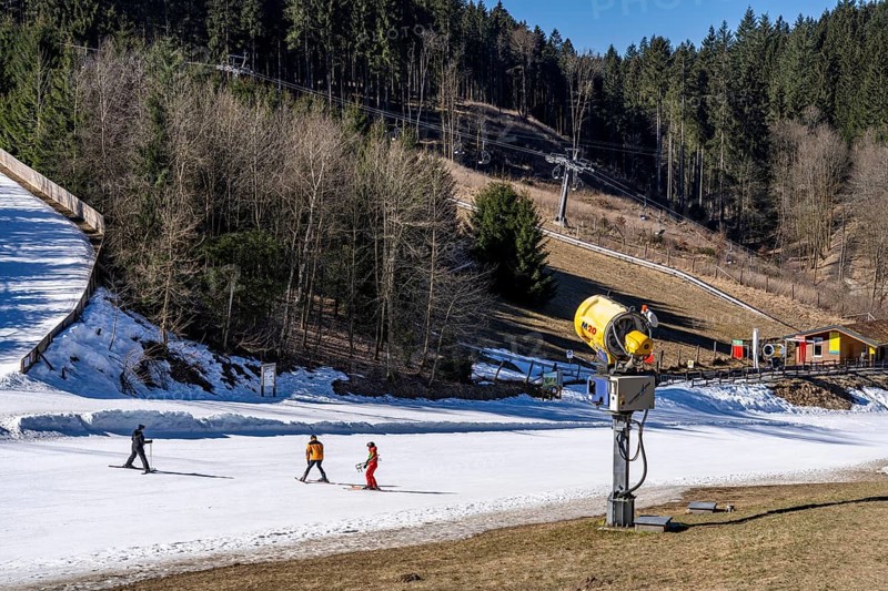 Winter sports area in the Sauerland, Winterberg ski lift carousel, artificial snow slopes, artificial snow from over 360 snow guns, Poppenberg ski area, quick jet lift, 12 of 24 lifts are in operation in mid-March, the rest of the landscape is snow-free, North Rhine-Westphalia, Germany, Europe