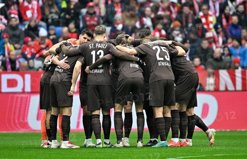 Team building, team circle in front of the start of the match FC St. Pauli Allianz Arena, Munich, Bavaria, Germany, Europe