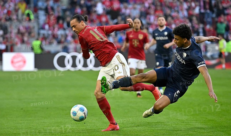 Duel, action Leroy Sané FC Bayern Munich FCB (10) against Bernardo VfL Bochum BOC (05) Allianz Arena, Munich, Bavaria, Germany, Europe