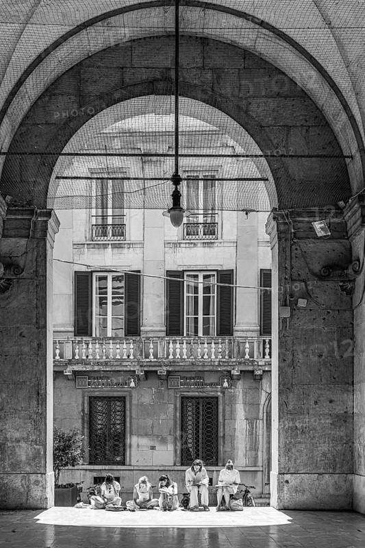 Art students drawing a vault, black and white photograph, Pisa, Tuscany, Italy, Europe
