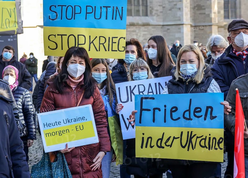 Wesel, North Rhine-Westphalia, Germany, Demonstration against Putin's war in Ukraine. Peace demonstration and solidarity rally for Ukraine on the large market square in Wesel. In times of the corona pandemic, all demonstrators wear masks, Europe