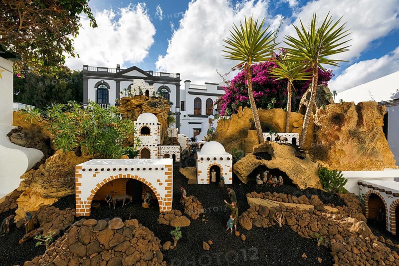 Christmas cot, white houses, palm trees, Cumulus, old town of Haria, Lanzarote, Canary Islands, Spain, Europe