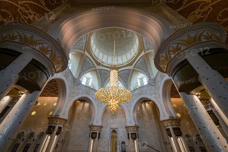 Prayer hall with chandelier in the Sheikh Zayed Mosque, Sheikh Zayed Mosque, Abu Dhabi, United Arab Emirates, Asia