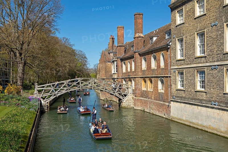 Punting, punting, Mathematical Bridge, Queens' College, River Cam, Cambridge, England, Great Britain