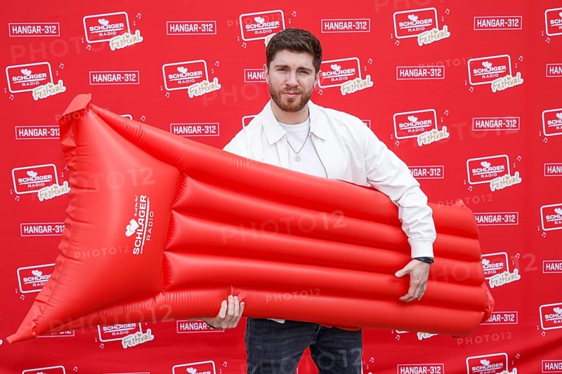 Joey Heindle at the press conference in Oranienburg on 23.04.2025. Bernhard Brink is honoured for his life's work. The Schlager Radio Festival comes to Neuruppin on 24 May 2025 at the Hanger - 312
