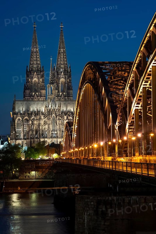 Cologne Cathedral, has been shining in new light since Easter 2025, the old metal halide lamps have been replaced by over 700 modern LED lamps, reducing energy consumption by around four fifths, significantly improving the quality of light and greatly reducing light emissions, 12 KM of new cables were laid for this, Hohenzollern Bridge, railway bridge over the Rhine, North Rhine-Westphalia, Germany, Europe