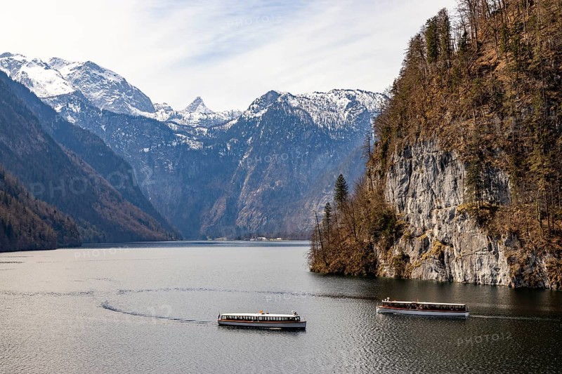 Excursion boats on the Königssee, behind the Steinerne Meer, Berchtesgaden National Park, Schönau am Königssee, Berchtesgadener Land, Upper Bavaria, Bavaria, Germany, Europe