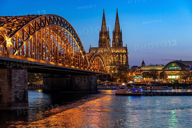 Cologne Cathedral, has been shining in new light since Easter 2025, the old metal halide lamps have been replaced by over 700 modern LED lamps, reducing energy consumption by around four fifths, significantly improving the quality of light and greatly reducing light emissions, 12 KM of new cables were laid for this, Hohenzollern Bridge, railway bridge over the Rhine, North Rhine-Westphalia, Germany, Europe