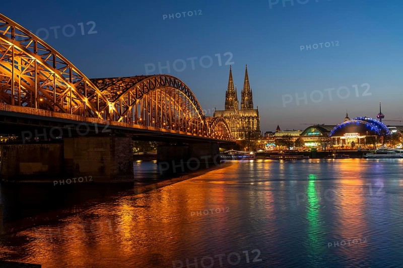Cologne Cathedral, has been shining in new light since Easter 2025, the old metal halide lamps have been replaced by over 700 modern LED lamps, reducing energy consumption by around four fifths, significantly improving the quality of light and greatly reducing light emissions, 12 KM of new cables were laid for this, Hohenzollern Bridge, railway bridge over the Rhine, North Rhine-Westphalia, Germany, Europe
