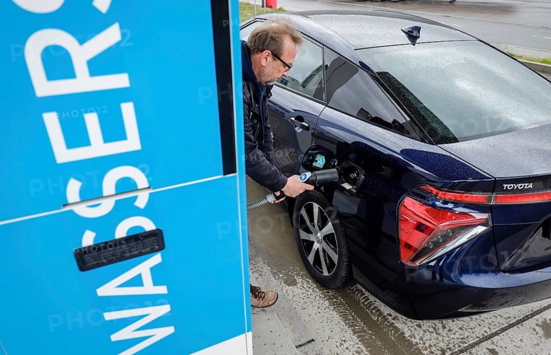 Hydrogen car refuelling with H2 hydrogen at an H2 hydrogen refuelling station, Herten, Ruhr area, North Rhine-Westphalia, Germany, Europe