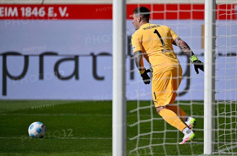 Goalkeeper Kevin Müller 1. FC Heidenheim 1846 FCH (01) Action on the ball Voith-Arena, Heidenheim, Baden-Württemberg, Germany, Europe