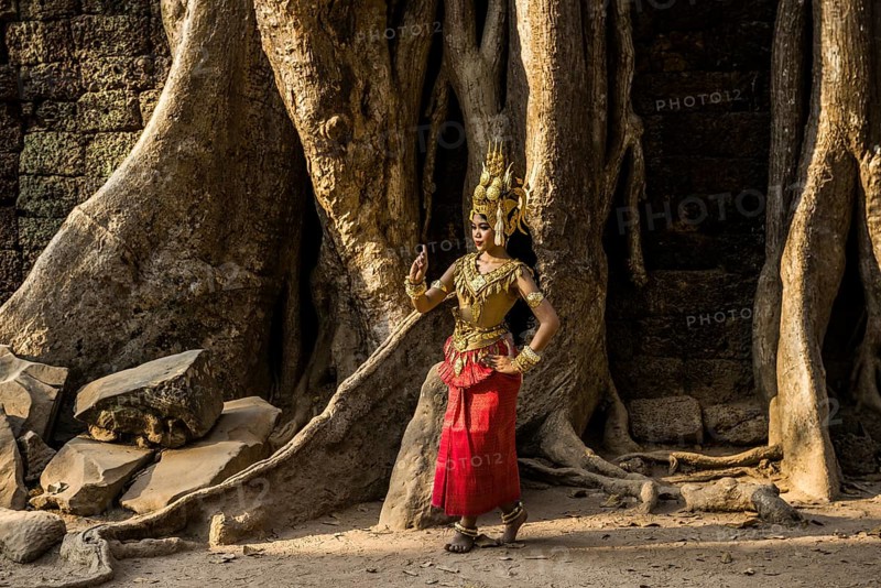 Young woman dressed as a temple dancer, Apsara, Ta Prohm, Angkor Wat, Angkor, UNESCO World Heritage Site, Siem Reap, Cambodia, Indochina, Southeast Asia, Asia