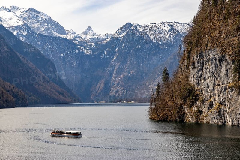 Excursion boat on the Königssee, behind the Steinerne Meer, Berchtesgaden National Park, Schönau am Königssee, Berchtesgadener Land, Upper Bavaria, Bavaria, Germany, Europe