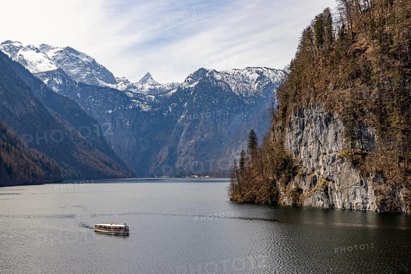 Excursion boat on the Königssee, behind the Steinerne Meer, Berchtesgaden National Park, Schönau am Königssee, Berchtesgadener Land, Upper Bavaria, Bavaria, Germany, Europe