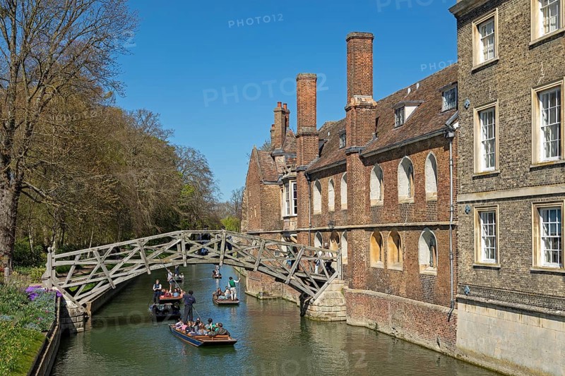 Punting, punting, Mathematical Bridge, Queens' College, River Cam, Cambridge, England, Great Britain