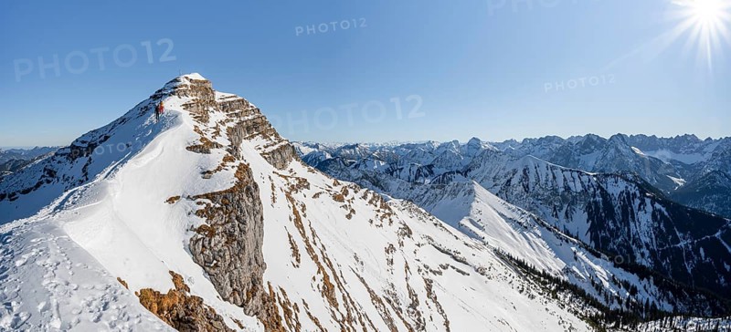 Ski tourers on a snow-covered mountain ridge, summit of Schafreuter, view of snow-covered mountain panorama, Karwendel, Tyrol, Austria, Europe