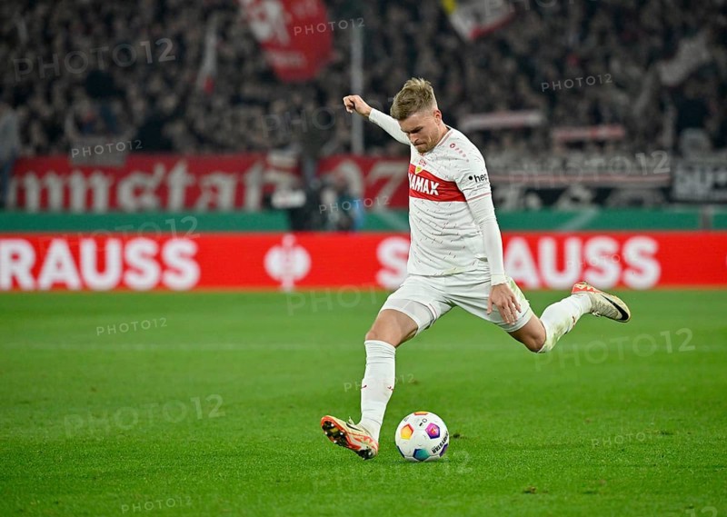 Maximilian Mittelstaedt VfB Stuttgart (07) on the ball, STRAUSS perimeter advertising, logo, DFB Cup, MHPArena, MHP Arena Stuttgart, Baden-Württemberg, Germany, Europe
