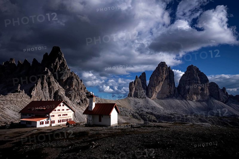 Stormy atmosphere, view of the Three Peaks Hut, chapel, Paternkofel, Three Peaks, South Tyrol, Trentino, Sesto Dolomites, Italy, Europe