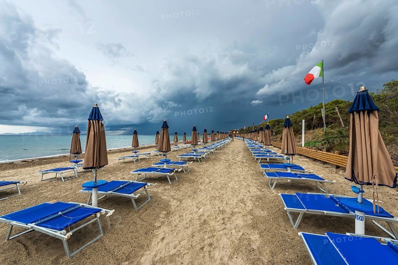 Empty beach, dramatic, gloomy sky, weather, clouds, thunderstorm, stormy, stormy weather, coast, Mediterranean, Mediterranean, crisis, rainy weather, tourism, tourism crisis, Follonica, Tuscany, Italy, Europe