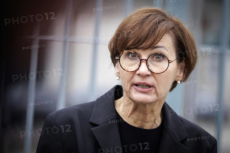 Bettina Stark-Watzinger, Federal Minister of Education and Research, gives a press statement in front of the Federal Chancellery after the handover of the 2024 Report of the Commission of Experts for Research and Innovation (EFI) . Berlin, 28 February 2024