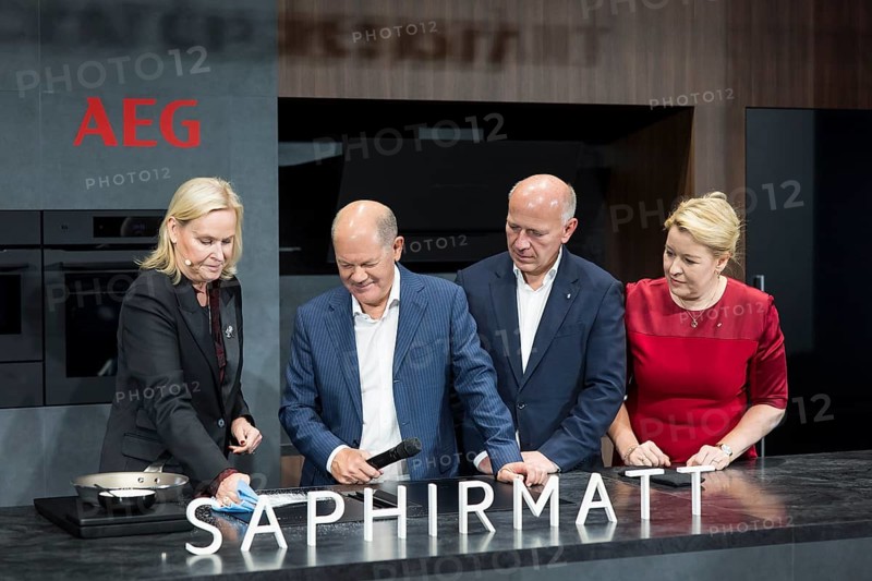 Olaf Scholz (Chancellor of the Federal Republic of Germany, SPD), Kai Wegner (Governing Mayor of Berlin, CDU) and Franziska Giffey (Senator for Economics, Energy and Public Enterprises and Mayor of Berlin, SPD) are shown an AEG hob during a press tour of the IFA (Internationale Funkausstellung) exhibition at the exhibition grounds, Berlin, 06/09/2024
