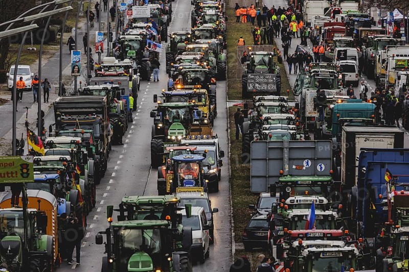 Road blockades, taken as part of the farmers' protests in Berlin, 15 January 2024. 10, 000 participants are expected on Monday as part of the farmers' protest week. Among other things, they are protesting against the austerity plans of the traffic light government