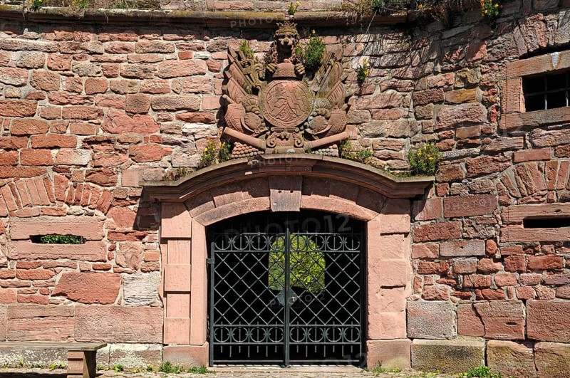 Coat of arms with lion's head and weapons, 1683, with the slogan: Honi soit qui mal y pense in the forecourt of the castle ruins destroyed in 1689, Heidelberg, Baden-Württemberg, Germany, Europe