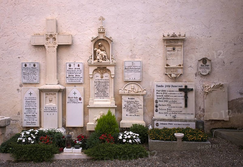 Cemetery, graves, crosses in front of the pilgrimage church Parish Church of Our Lady of Sorrows, Riffian, Rifiano, South Tyrol, Autonomous Province of Bolzano, Italy, Europe