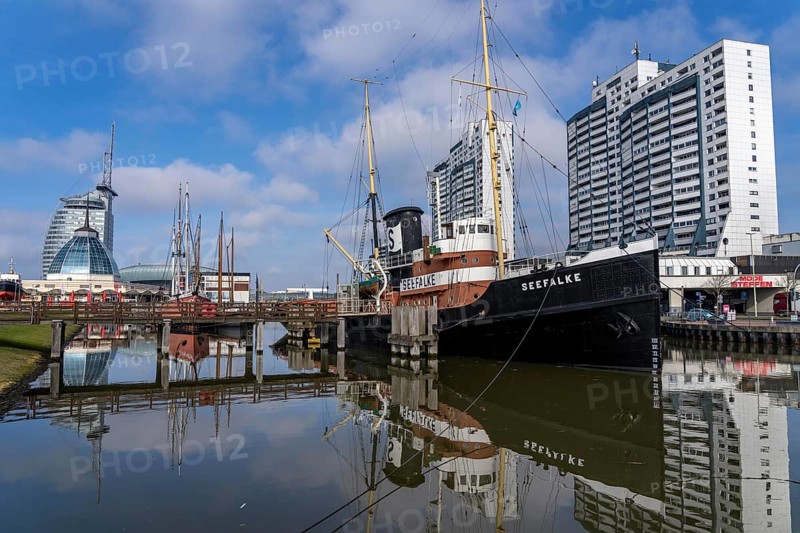 Old harbour, harbour basin, harbour district, Sail City building, Klimahaus Bremerhaven, museum ships, part of the Harbour Worlds, in Bremerhaven, Bremen, Germany, Europe