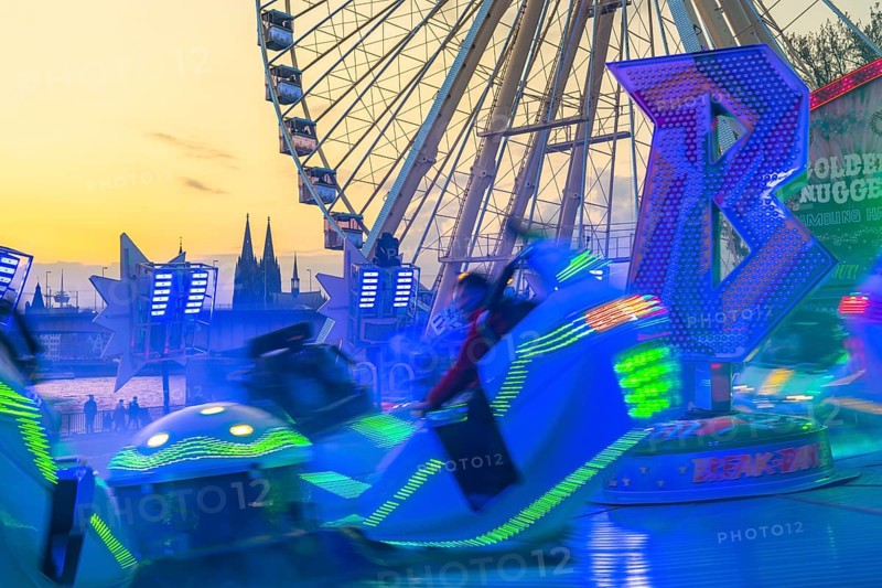 Deutz funfair on the Rhine, at Easter, funfair, break-dancer ride, Ferris wheel, Cologne Cathedral, Cologne, North Rhine-Westphalia, Germany, Europe