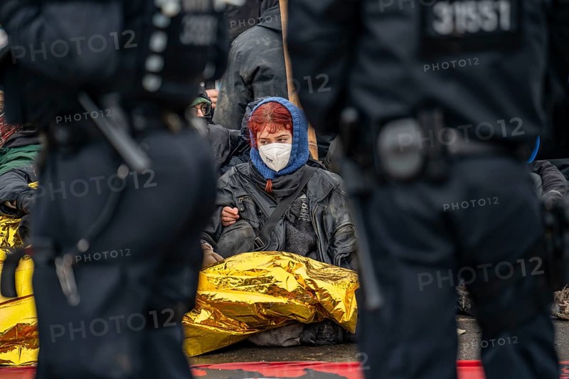 Beginning of the eviction of the Lützerath hamlet, camp of climate activists and squatters, at the Garzweiler 2 opencast lignite mine, by the police, Erkelenz, North Rhine-Westphalia, Germany, Europe