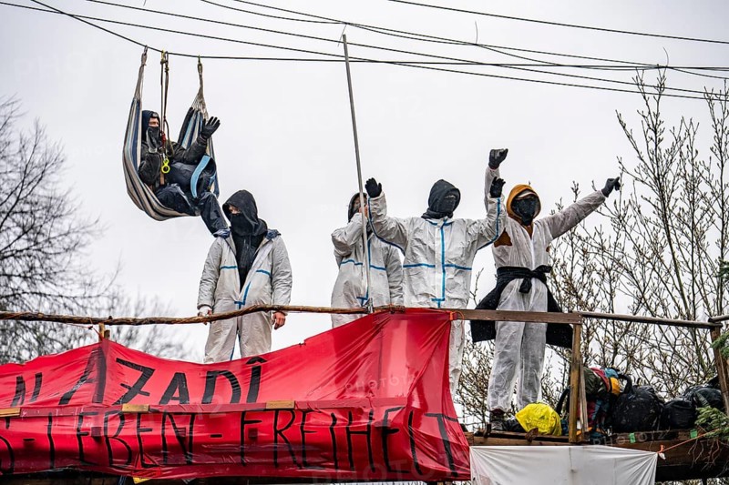 2nd day of the eviction of the Lützerath hamlet, occupied buildings of the former farm, by climate activists at the Garzweiler 2 opencast lignite mine, by the police, media, Erkelenz, North Rhine-Westphalia, Germany, Europe