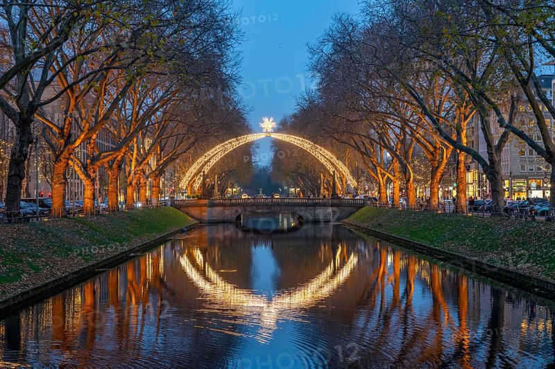 Königsallee, Kö, elegant shopping street in the city centre of Düsseldorf, arc of light over the city canal, Christmas time, North Rhine-Westphalia, Germany, Europe