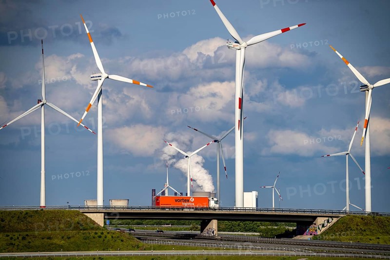 RWE Windpark Jüchen A44n, Garzweiler wind farm, at the Garzweiler opencast lignite mine, on the A44 motorway, Jackerath motorway junction, including Nordex N149 wind turbines, located on recultivated areas of the opencast lignite mine, in the background the RWE Power Neurath coal-fired power station, North Rhine-Westphalia, Germany, Europe
