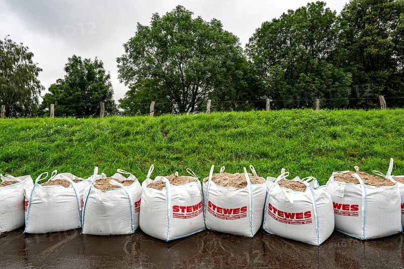 Ruhr floods near Mülheim-Menden, damage to the Ruhr dyke was sealed with large sand packs, flooded Ruhr floodplains, floods on the Ruhr, after long heavy rainfall the river left its bed and flooded the countryside and villages, the highest water level ever measured, North Rhine-Westphalia, Germany, Europe
