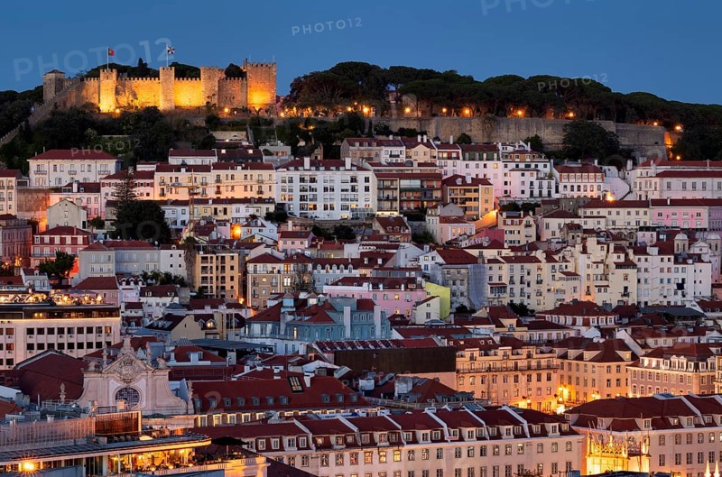 View from the viewpoint Miradouro de São Pedro de Alcântara to Castelo de São Jorge, city view, Lisbon, evening mood, twilight, blue hour, Portugal, Europe