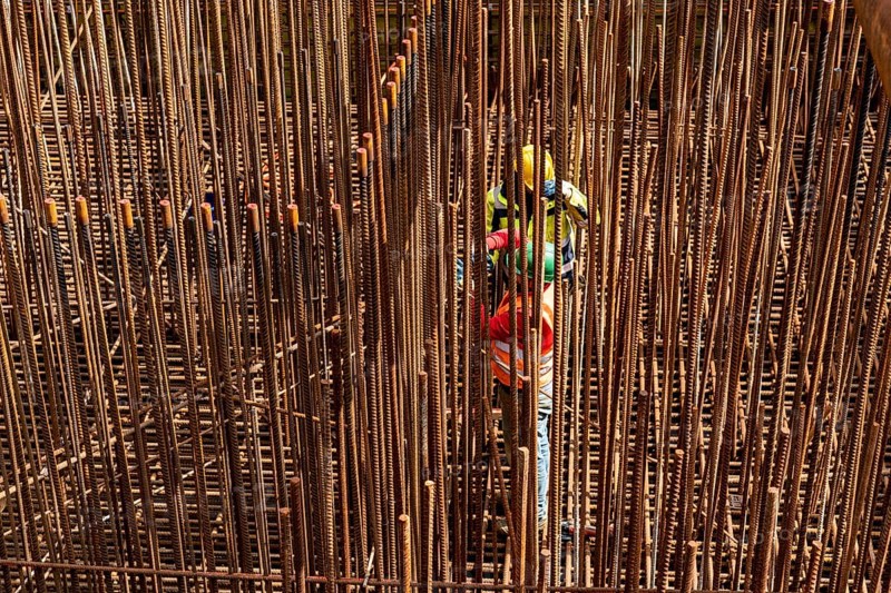 Construction site, reinforced concrete construction site, workers erect a mesh of reinforcing bars, serves as reinforcement for reinforced concrete parts, such as a bridge foundation here, North Rhine-Westphalia, Germany, Europe