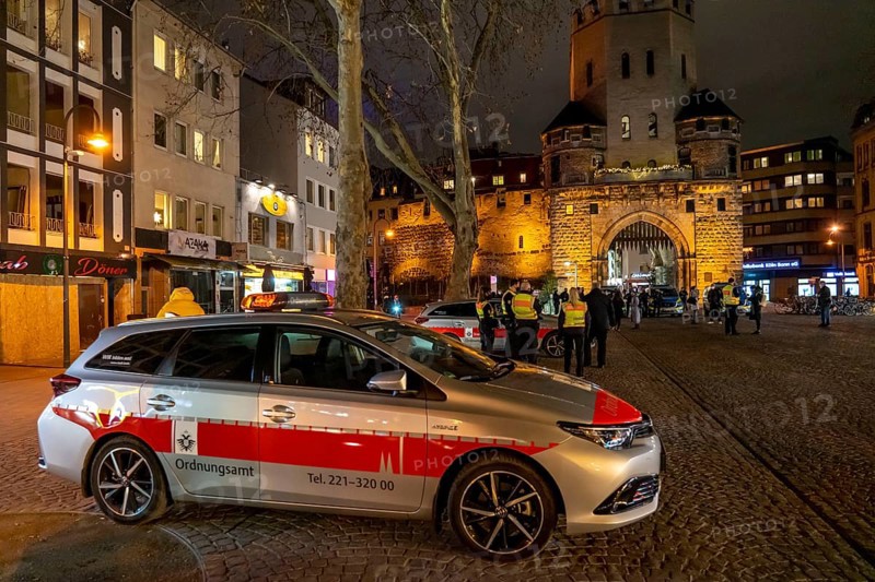 Cooperation with the public order office and the police, checking whether the Corona rules are being observed, compulsory masks, group meetings, Südstadt, Chlodwig Platz in Cologne, North Rhine-Westphalia, Germany, Europe