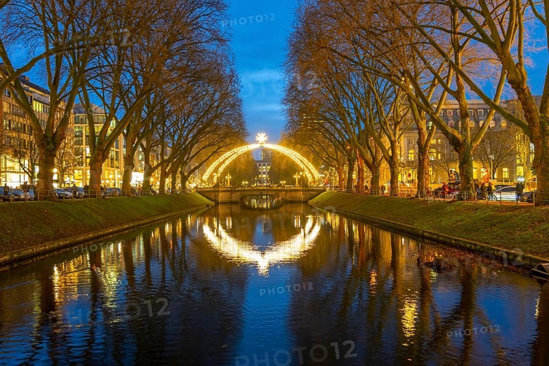 Christmas market, on Königsallee, Kö, Stadtgraben pond, Christmas lights, in the city centre of Düsseldorf, North Rhine-Westphalia, Germany, Europe