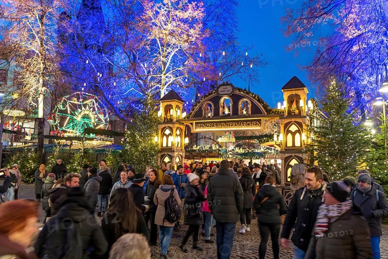 Christmas market at the Alter Markt in the historic city centre of Cologne, North Rhine-Westphalia, Germany, Europe
