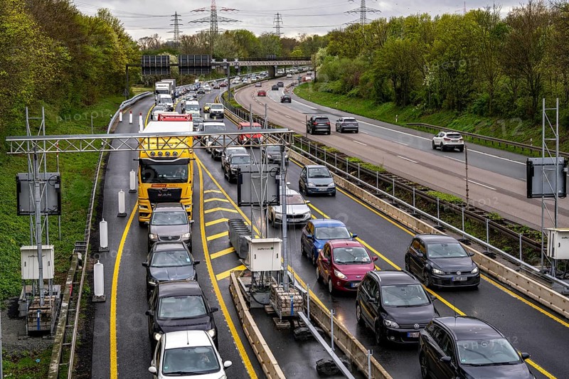 Weighing and barrier system on the A42 motorway, in front of the dilapidated motorway bridge over the Rhine-Herne Canal, between Bottrop and Essen, only vehicles up to 3.5 tonnes are allowed to drive over the bridge, heavy vehicles have to take detours, the motorway was completely closed there for over 3 months due to the damage, vehicle scales, traffic lights, here at the Bottrop-Süd exit in an easterly direction, North Rhine-Westphalia, Germany, Europe
