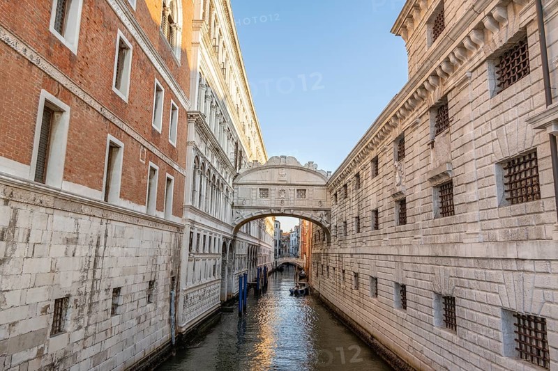 Bridge of Sighs or Ponte dei Sospiri at the Doge's Palace over the Rio di Palazzo, Venice, Veneto, Italy, Europe