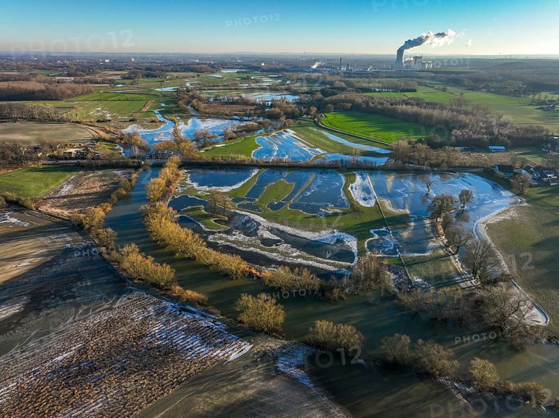 Selm, North Rhine-Westphalia, Germany, flood on the Lippe, river in the Ruhr area, the fields, the farmers' agricultural land next to the watercourse are flooded, serve as retention areas, flood areas for flood protection. In the background the Trianel coal-fired power station in Lünen, Europe