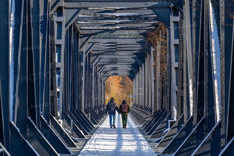 Hikers on the Europabrücke Bienenwerder, also Europabrücke Neurüdnitz-Siekierki with snow in winter, former railway bridge over the river Oder between Bienenwerder (Oderaue) and Siekierki (Zäckerick) in the town of Cedynia (Zehden) in Poland, Oderbruch, Brandenburg, Germany, Europe