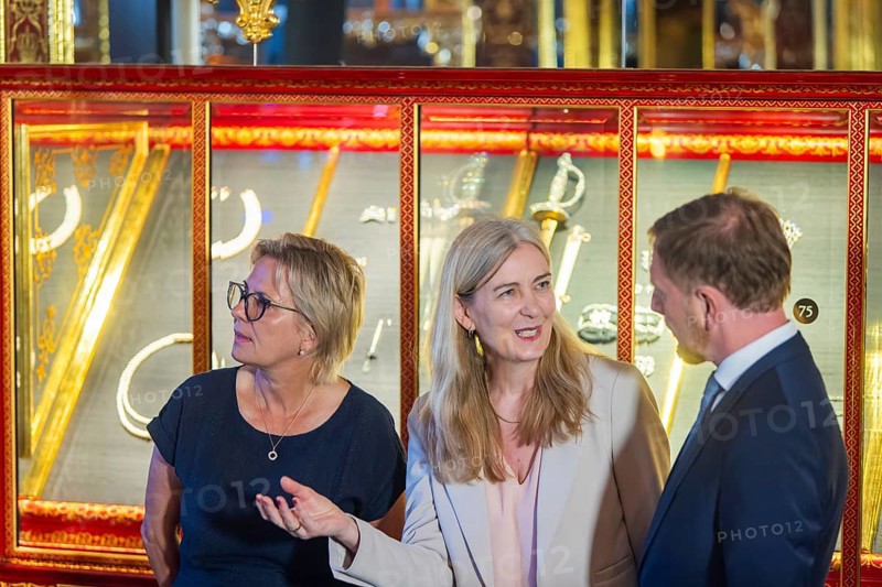 In December 2022, the Dresden public prosecutor's office, the Soko Epaulette and the LKA Saxony succeeded in recovering a significant proportion of the stolen goods taken during the burglary of the Historic Green Vault. Despite the ongoing seizure by the district court, it is now possible for the first time to exhibit the jewels in their original location and to experience the Historic Green Vault almost in its entirety. Minister of State for Culture and Tourism Barbara Klepsch, Marion Ackermann, Director General of the Dresden State Art Collections, Michael Kretschmer, Prime Minister of the Free State of Saxony, presentation of the recovered jewels from the Historic Green Vault, Dresden, Saxony, Germany, Europe