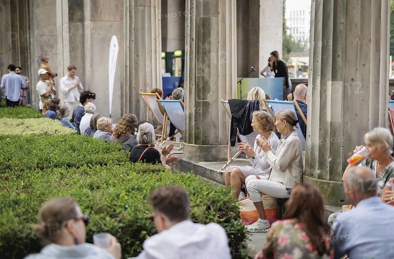 Reading by Ulrike C. Tscharre and live music at the Kolonnaden Bar on Museum Island in Berlin, 08/08/2024
